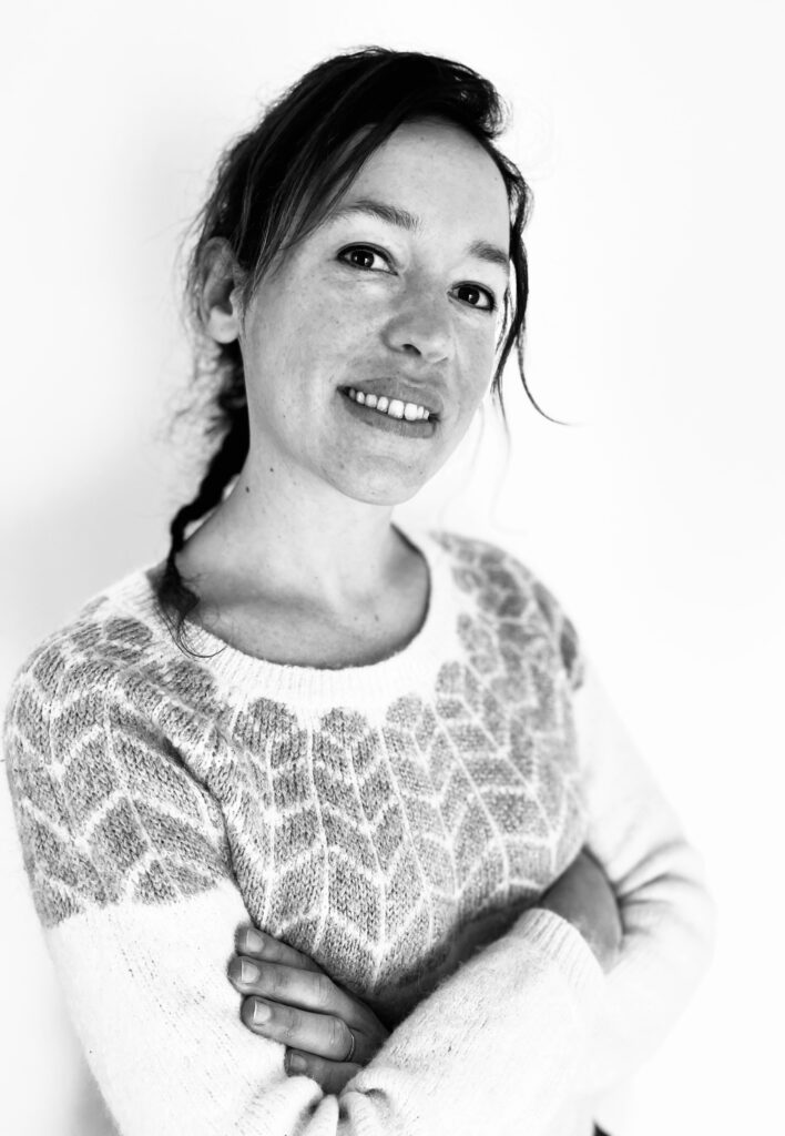 Portrait de la rédactrice web et écrivain public, Nathalie HAYOT, souriante et sérieuse, bras croisés.